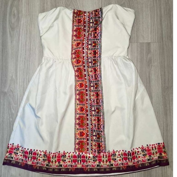 Roxy Dresses & Skirts - Roxy White Strapless Smocked Top Embroidered Tribal Border Dress L G G